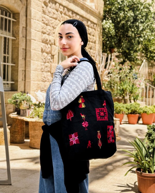 ⁦Tarwida Ramallah stitches tote bag⁩ - الصورة ⁦2⁩